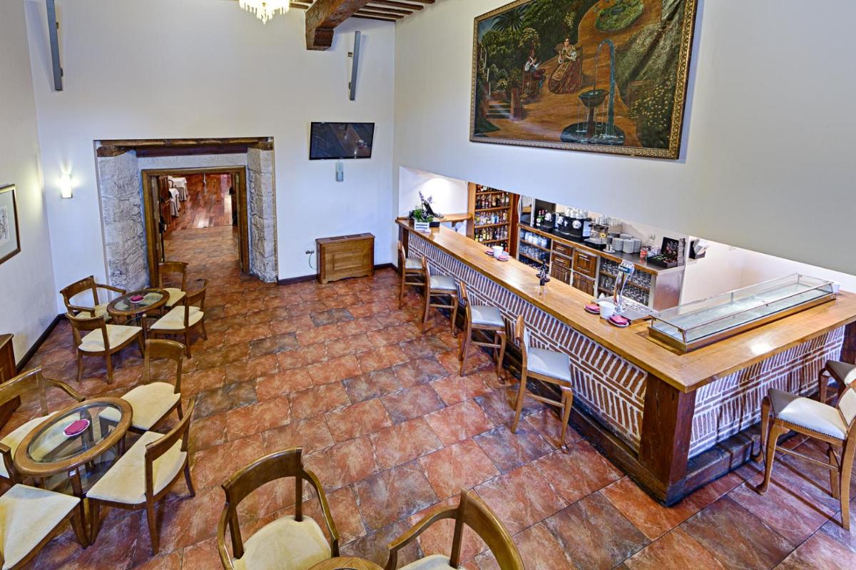 Una televisión o centro de entretenimiento en AZZ Peñafiel Las Claras Hotel & Spa