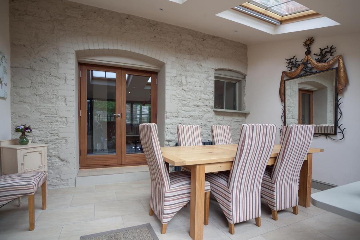 Ludlow - Linnet House - Well Presented Townhouse With Parking - Perfect Location For Exploring On Foot, Sleeps Up To 8 Guests - Hosted by RENTMYHOUSE - Housity