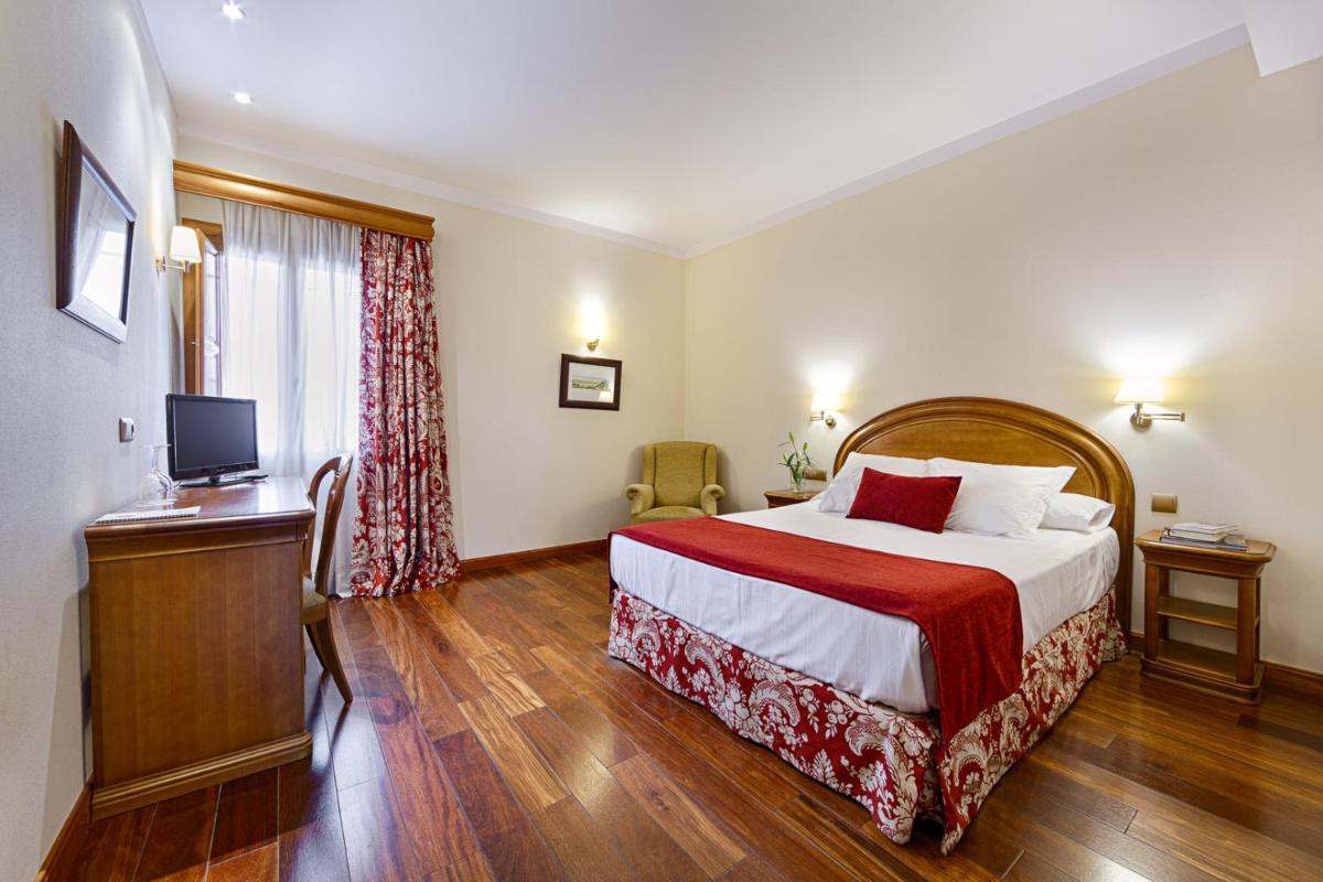 Cama o camas de una habitación en AZZ Peñafiel Las Claras Hotel & Spa