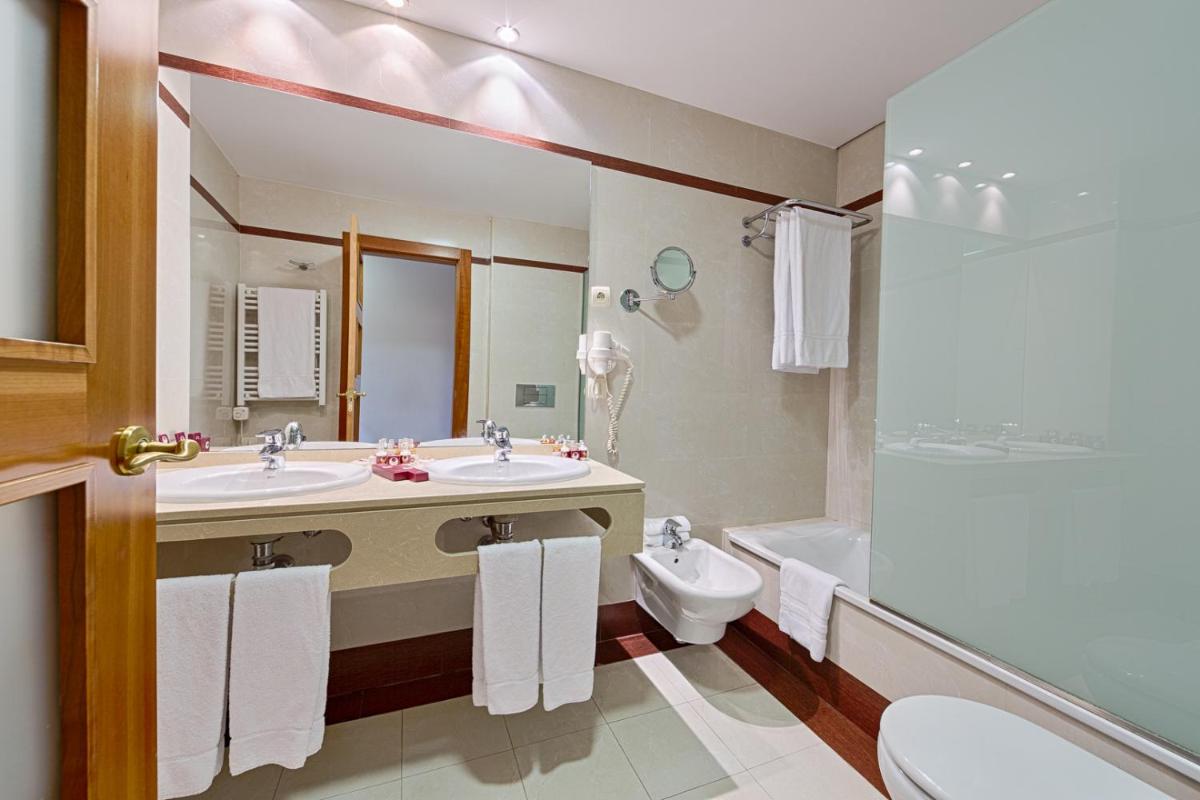 Un baño de AZZ Peñafiel Las Claras Hotel & Spa
