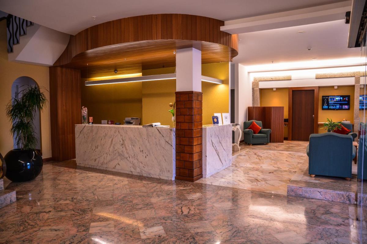 um lobby de hotel com balcão de recepção em Hotel São Bento da Porta Aberta & Spa no Gerês mais 54 fotografias