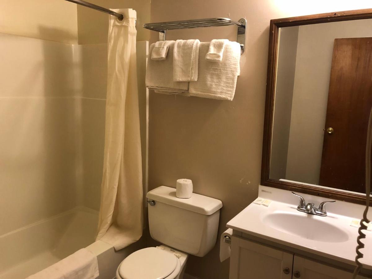 Village Inn Motel Holt - Housity
