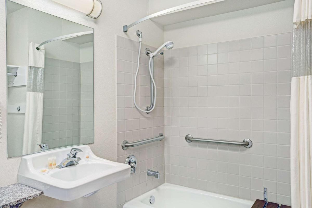 Days Inn & Suites by Wyndham Page Lake Powell - Housity