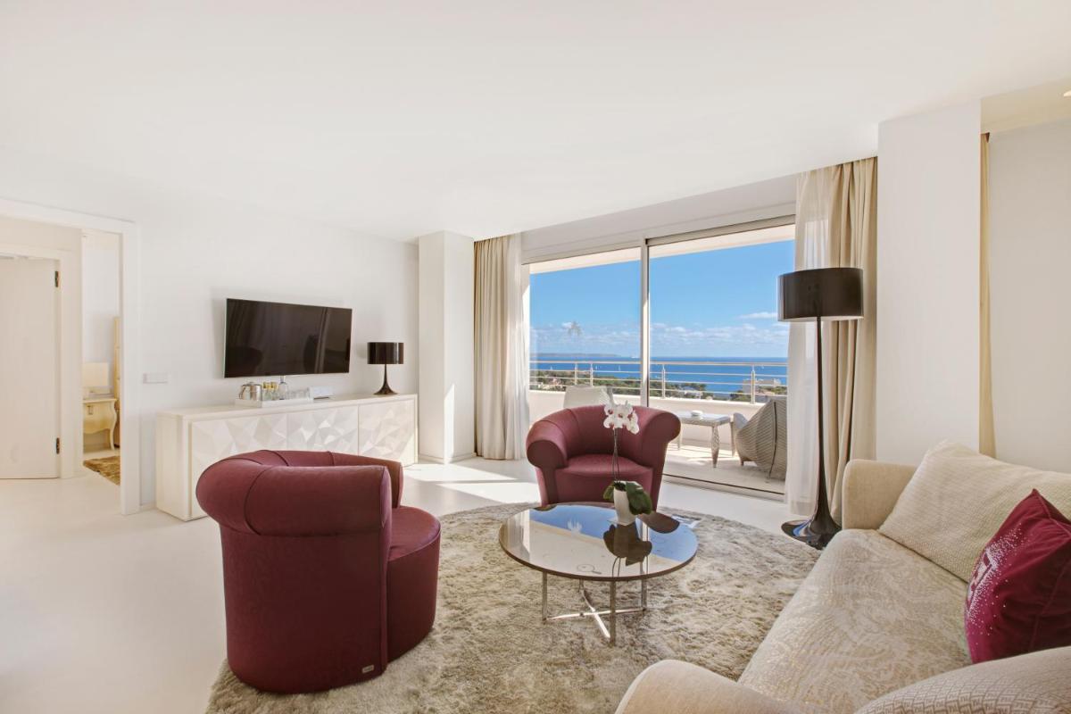una sala de estar con un sofá y dos sillas en Portals Hills Boutique Hotel, en Portals Nous