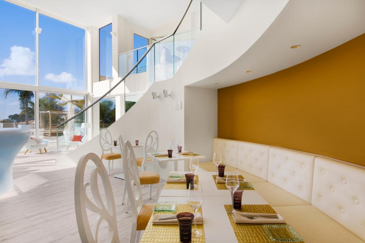 Un restaurante o sitio para comer en Portals Hills Boutique Hotel