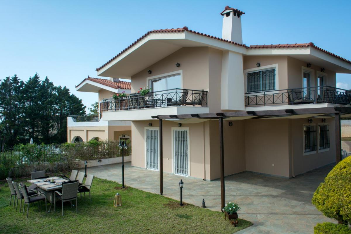 Athenian Riviera Family House - Housity