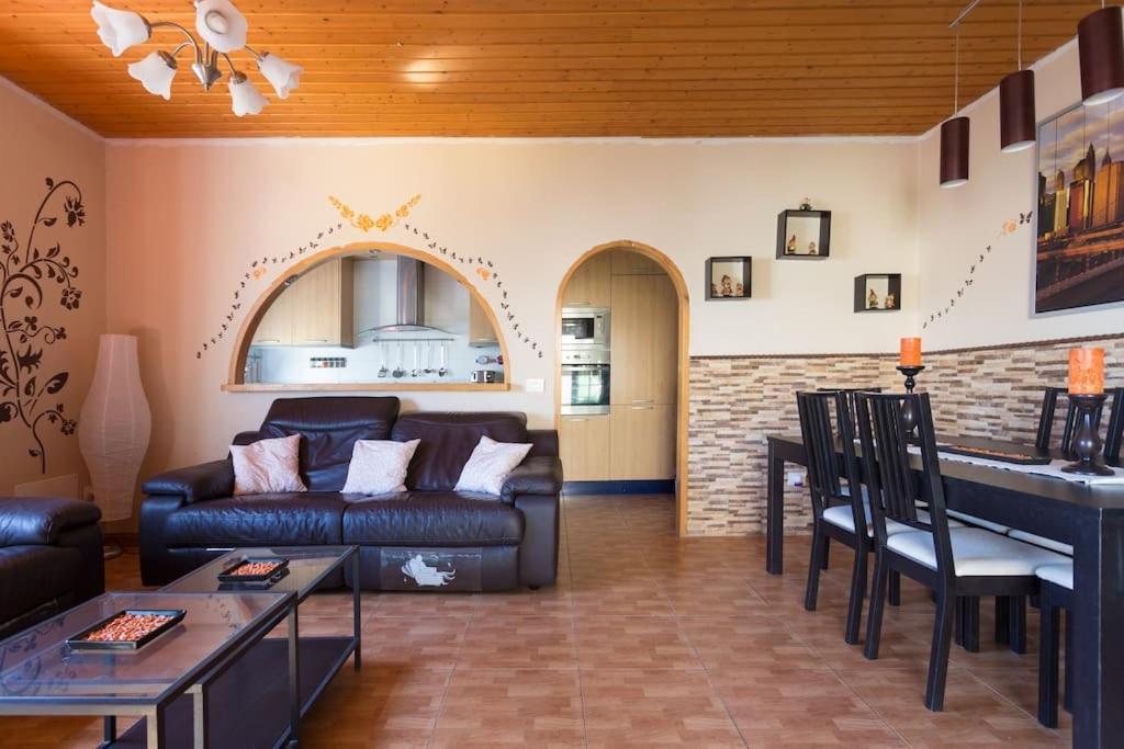 Suitetrails - Villa Blanca Tenerife - Complete House - Terrace and BBQ, 5 minutes from the beach and airport
