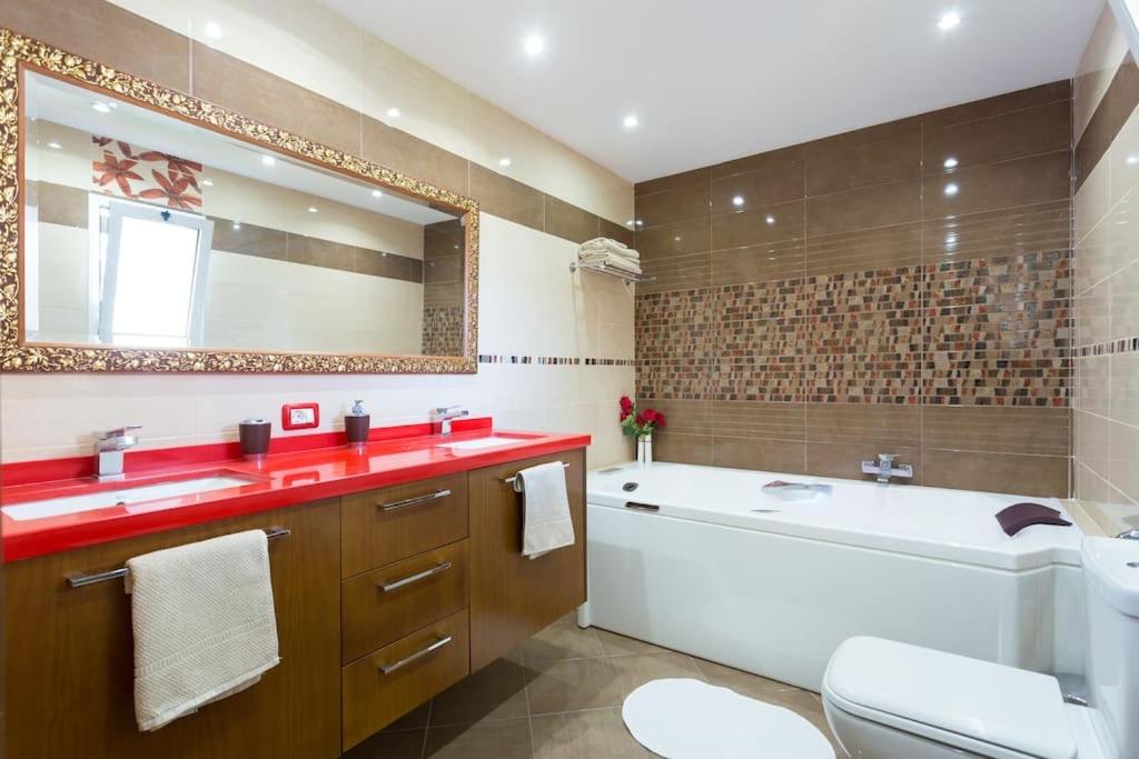 Suitetrails - Villa Blanca Tenerife - Complete House - Terrace and BBQ, 5 minutes from the beach and airport