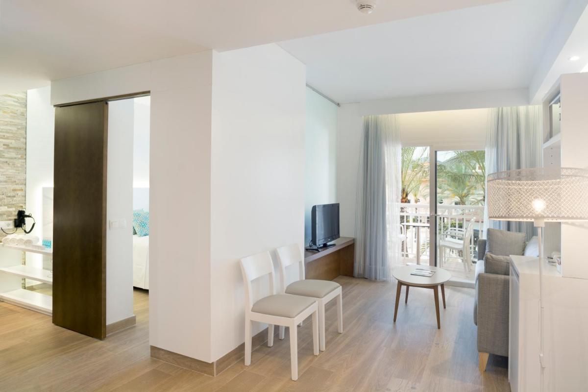 Una cocina o zona de cocina en Mar Hotels Playa Mar & Spa