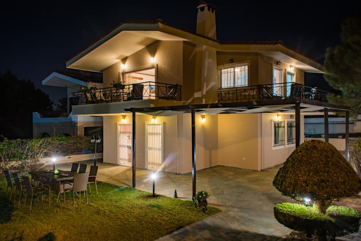 Athenian Riviera Family House - Housity
