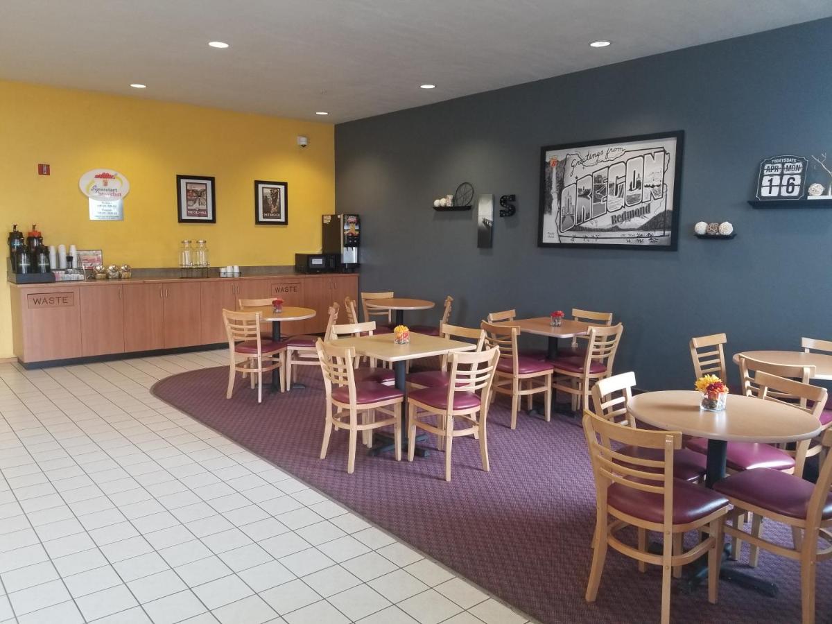Super 8 by Wyndham Redmond - Housity