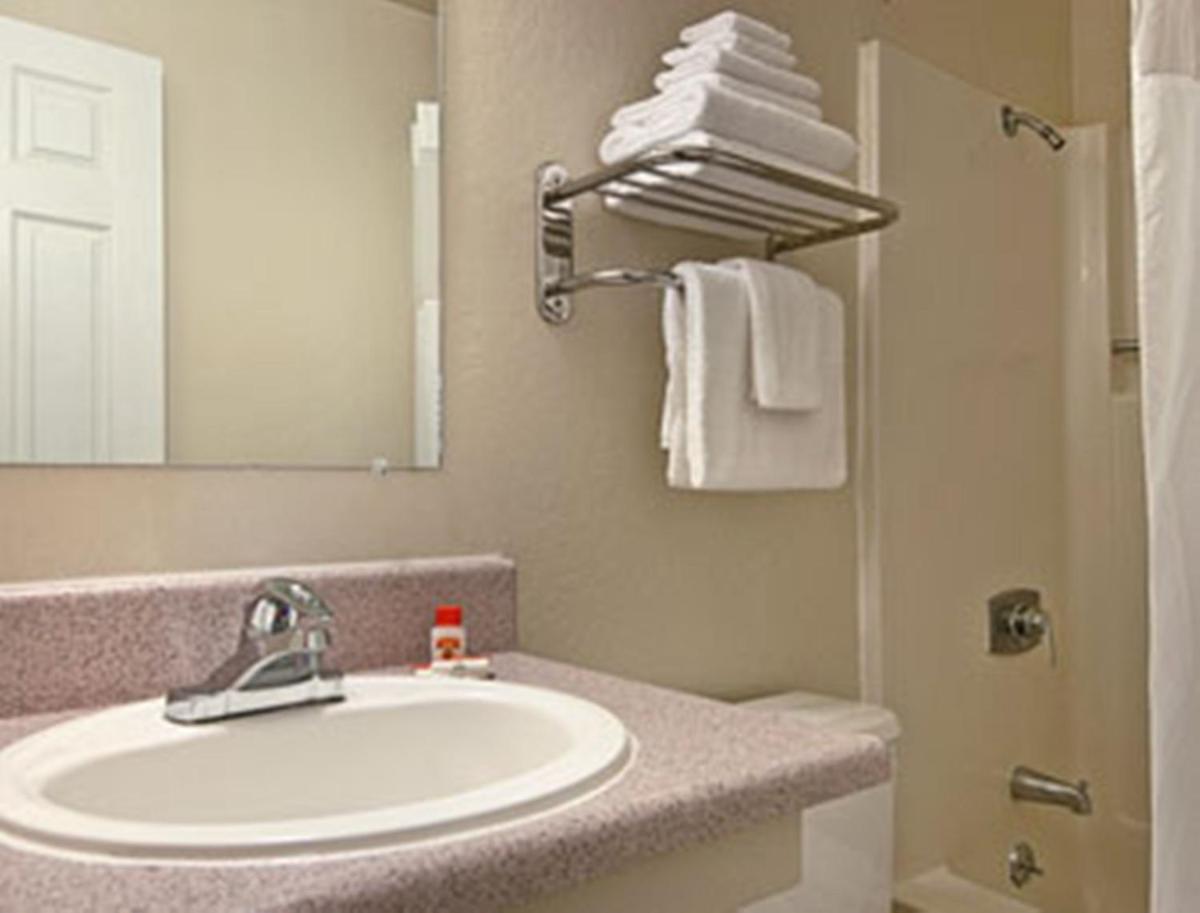Super 8 by Wyndham Sacramento/Florin Rd - Housity