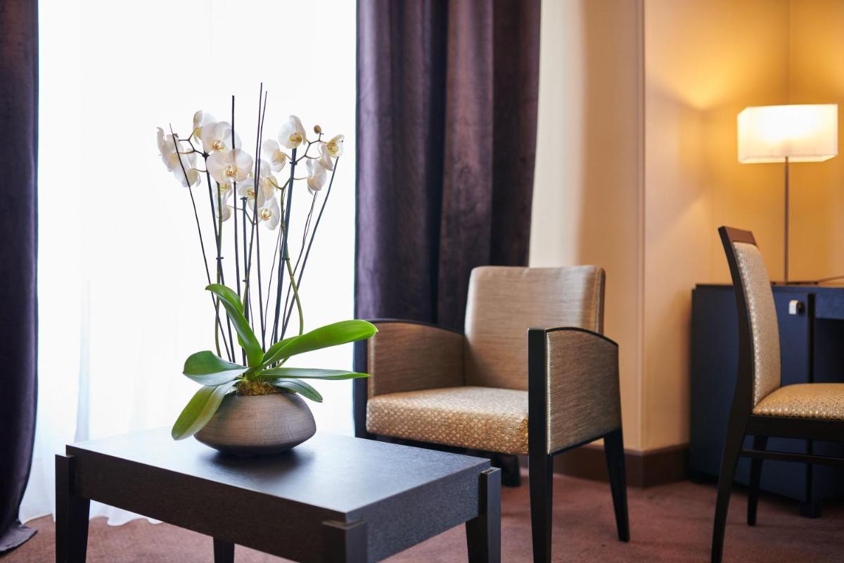 Coin salon dans l'établissement Hotel & Spa Vacances Bleues Le Splendid