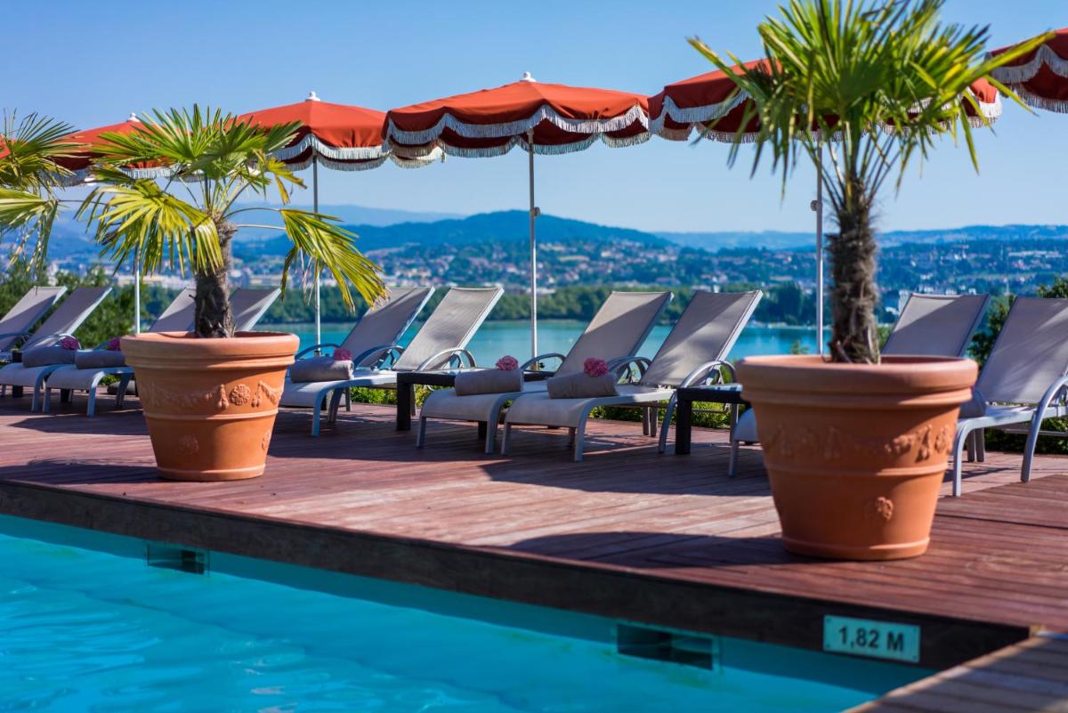 Piscine de l'établissement Les Trésoms Lake and Spa Resort ou située à proximité