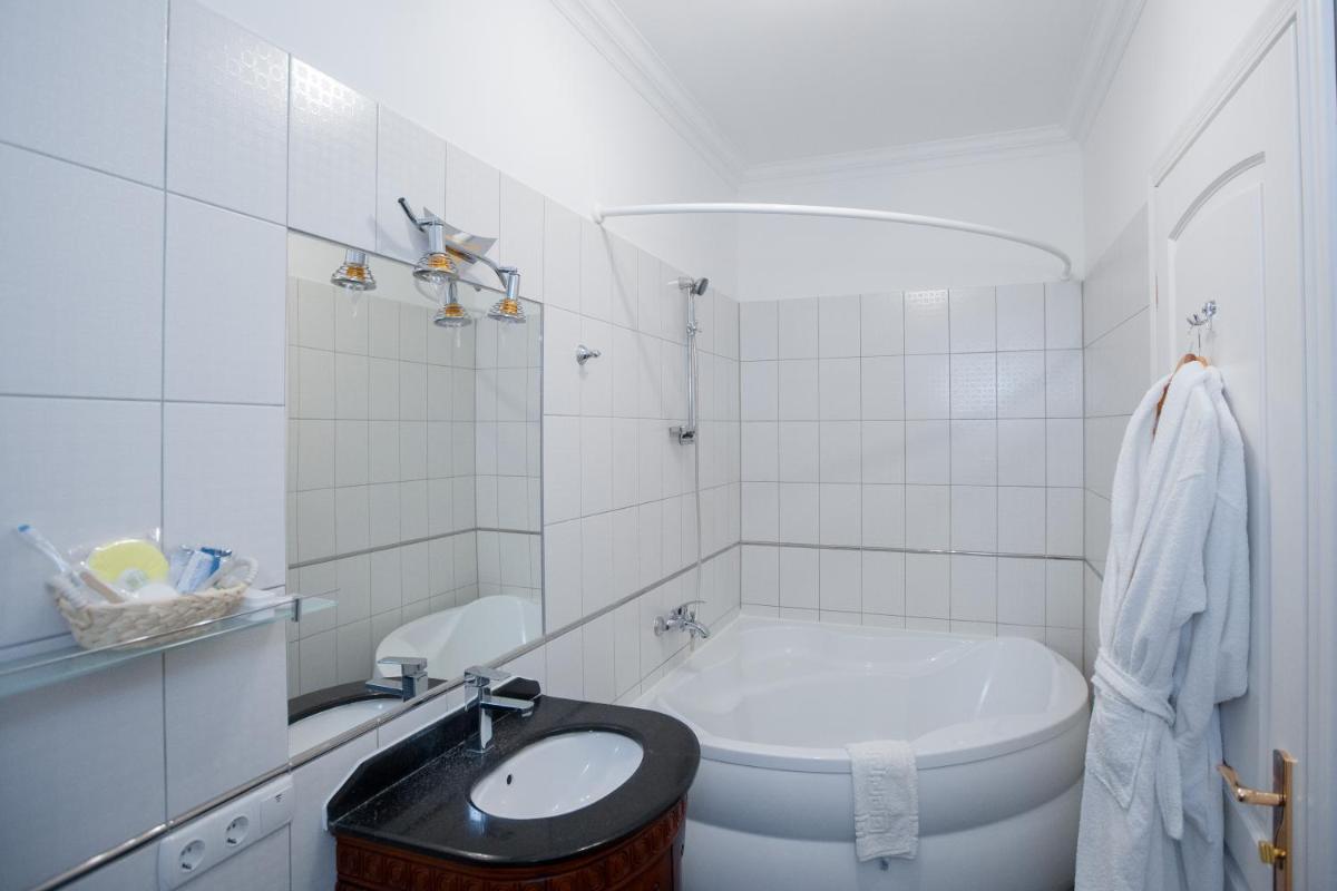 Hotel Aristocrat - Housity