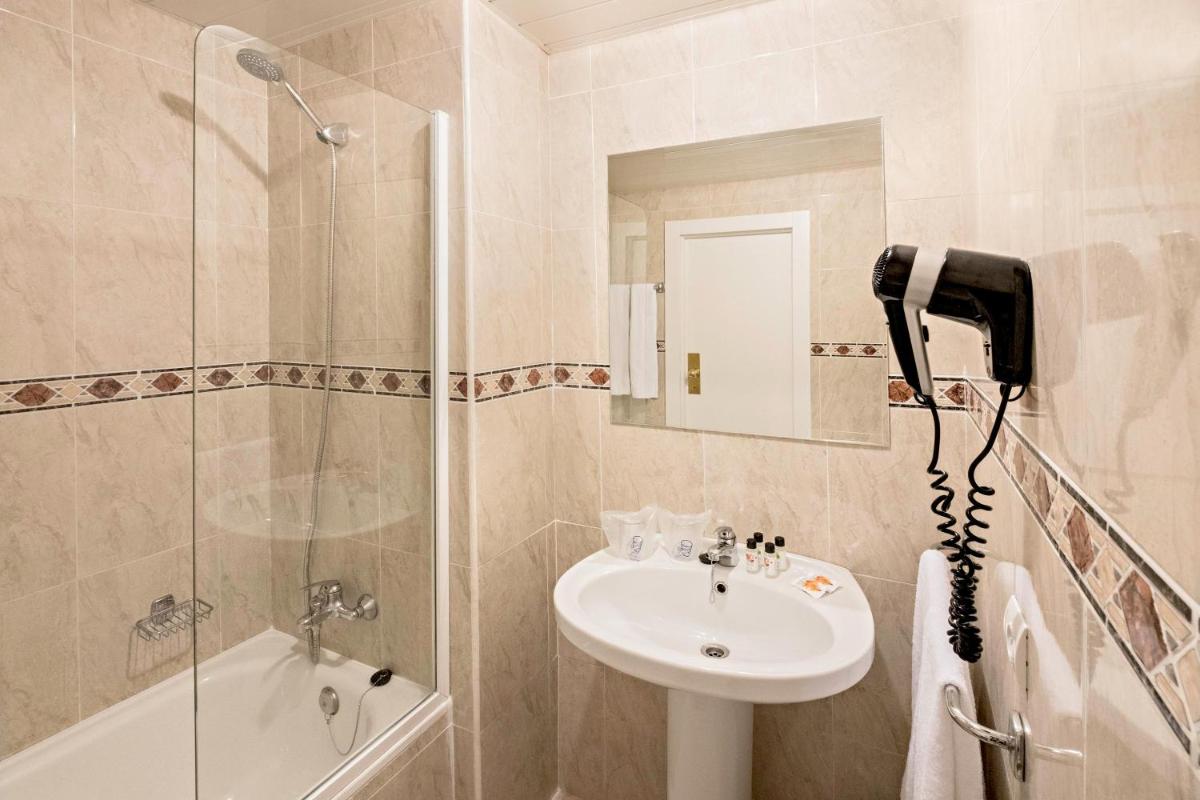 Un baño de azuLine Hotel Bahamas y Bahamas II