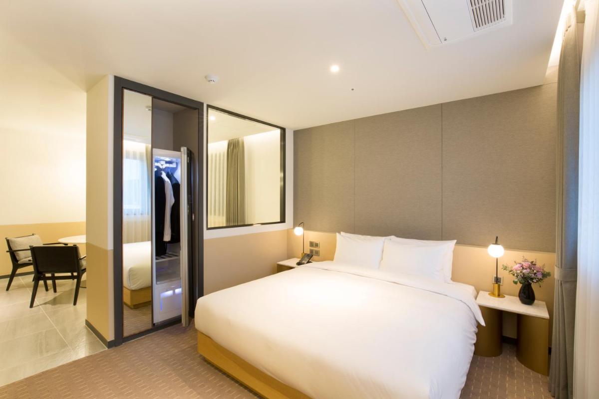 Nampo Hound Hotel Premier - Housity
