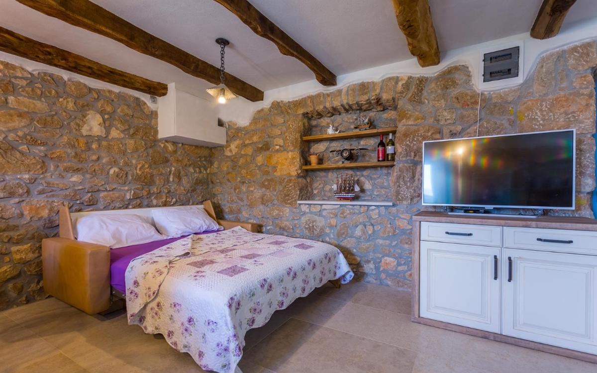 Old Stone House Apartment With A Heated Pool - Housity