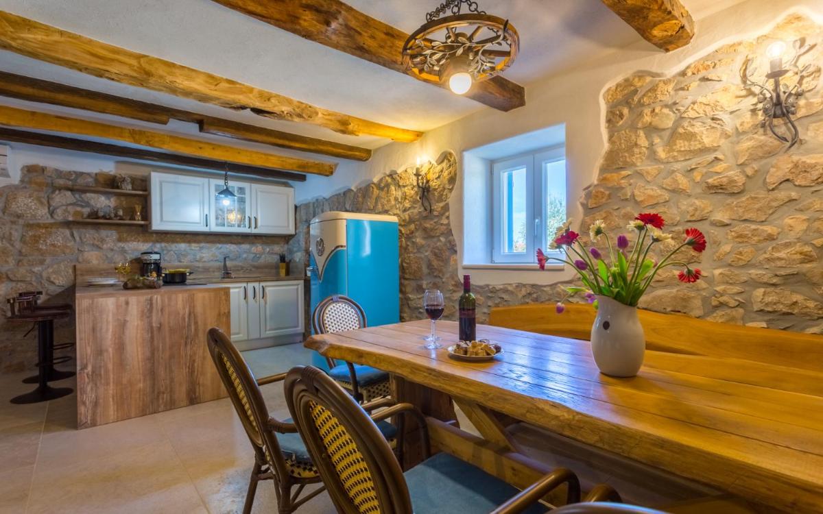 Old Stone House Apartment With A Heated Pool - Housity