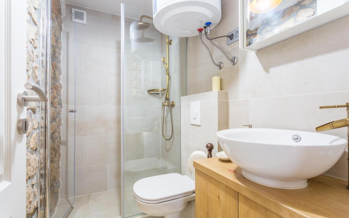 Old Stone House Apartment With A Heated Pool - Housity