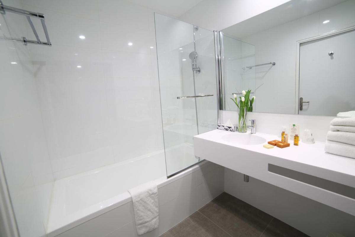 Salle de bains dans l'établissement Hotel Plaza - site du Futuroscope