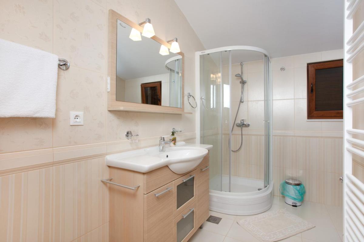Apartments Tisno - Villa Mare - Housity