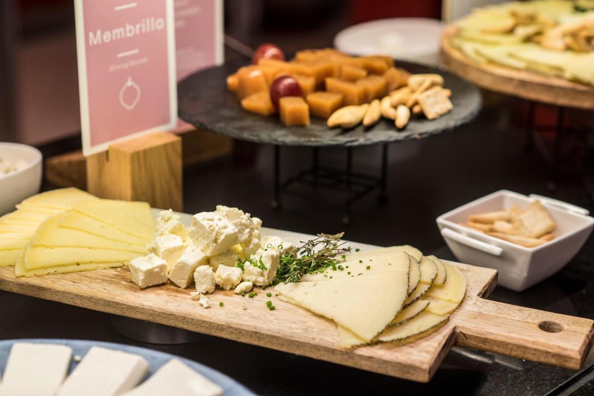 Comida en o cerca de este hotel