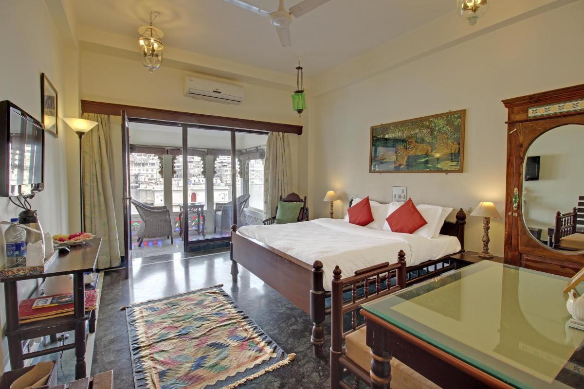 Lake Pichola Hotel - Housity