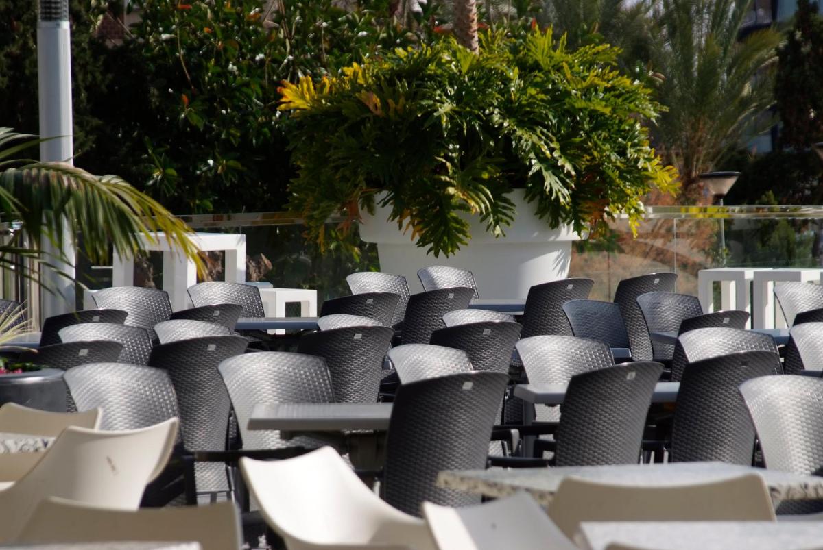 Un restaurante o sitio para comer en Sandos Monaco - Adults Only