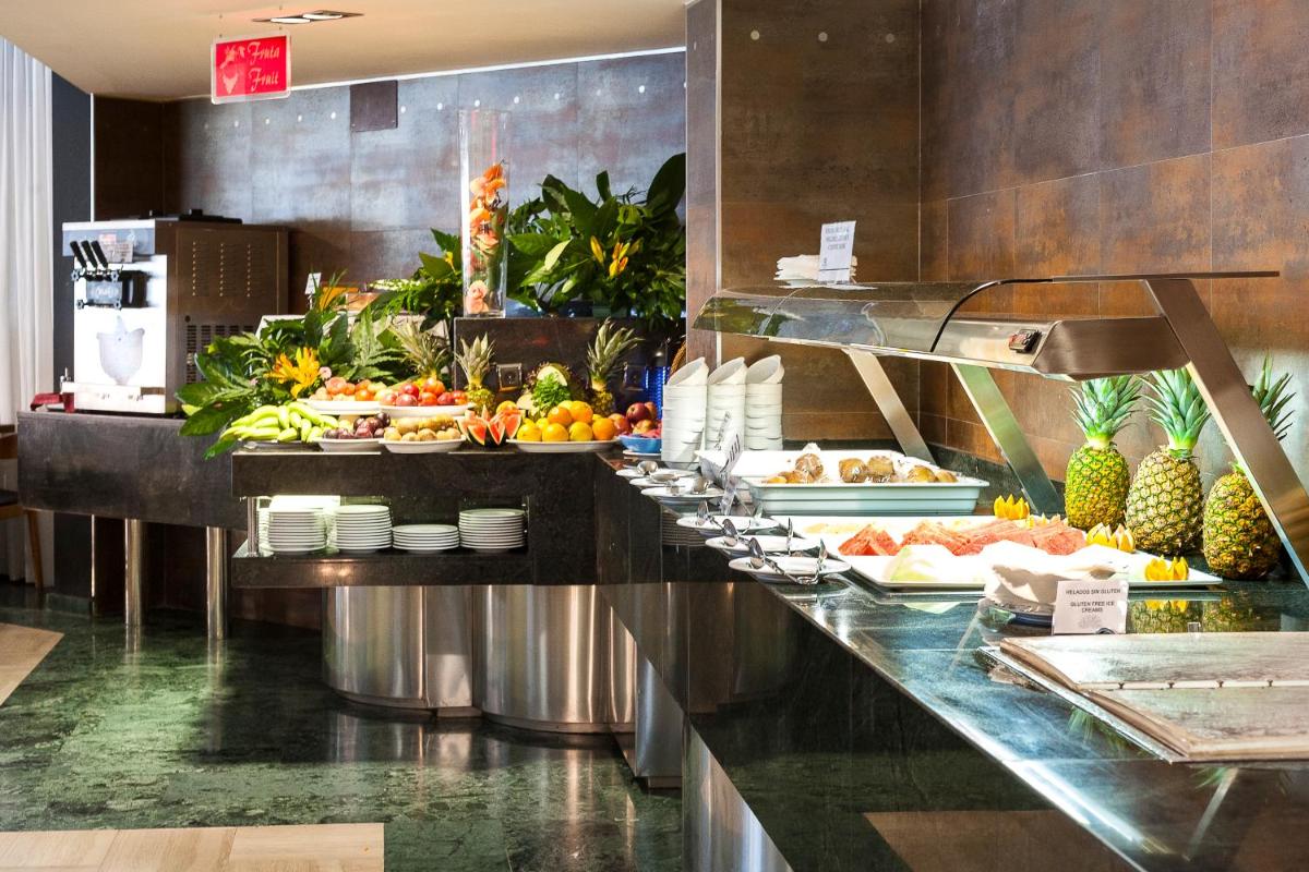 Comida en o cerca de este hotel