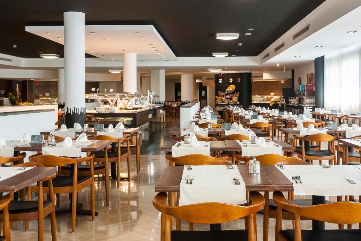 Un restaurante o sitio para comer en Sandos Monaco - Adults Only