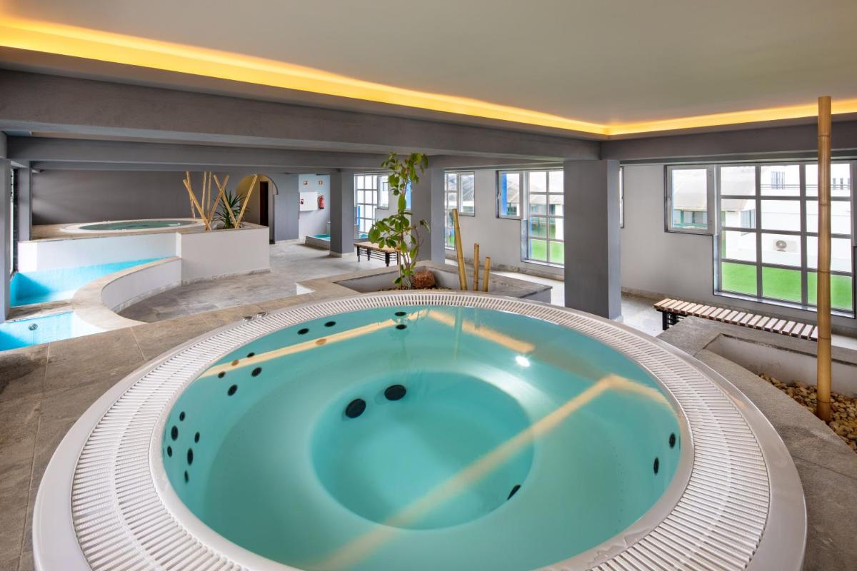 Espaço de bem-estar com piscina interior em Monte Gordo Hotel Navegadores