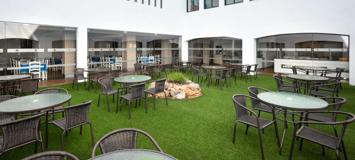 Um restaurante ou outro lugar para comer em Hotel Navegadores