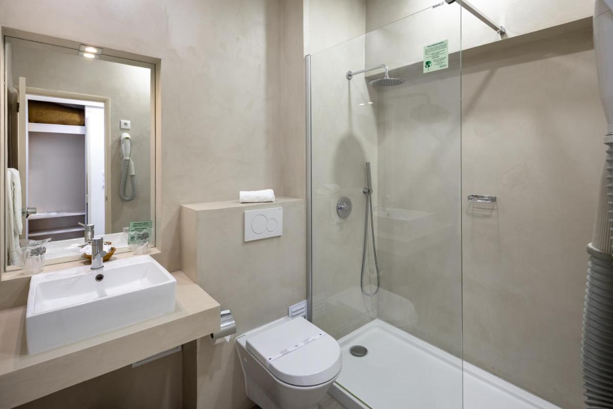 Uma casa de banho em Hotel Navegadores