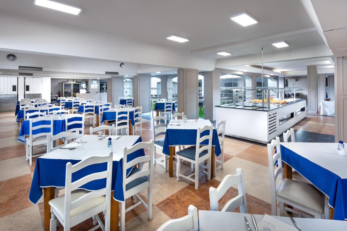 Um restaurante ou outro lugar para comer em Hotel Navegadores