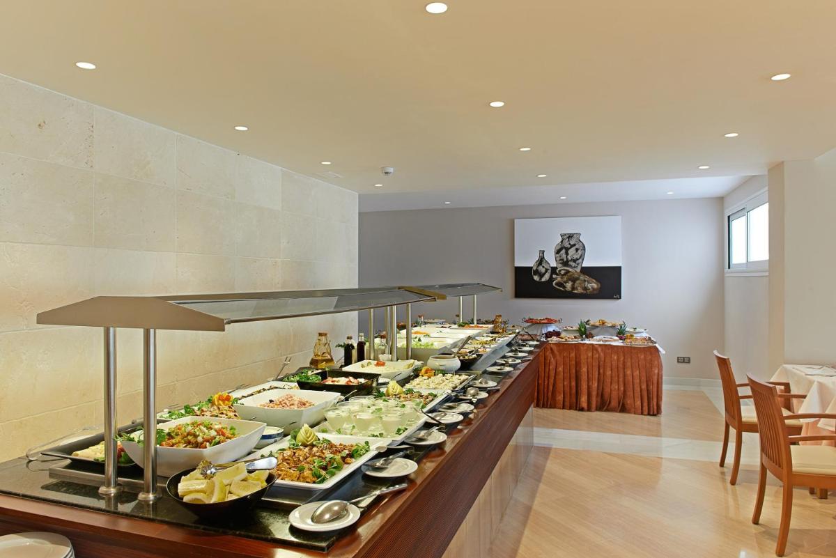 Comida en o cerca de este hotel