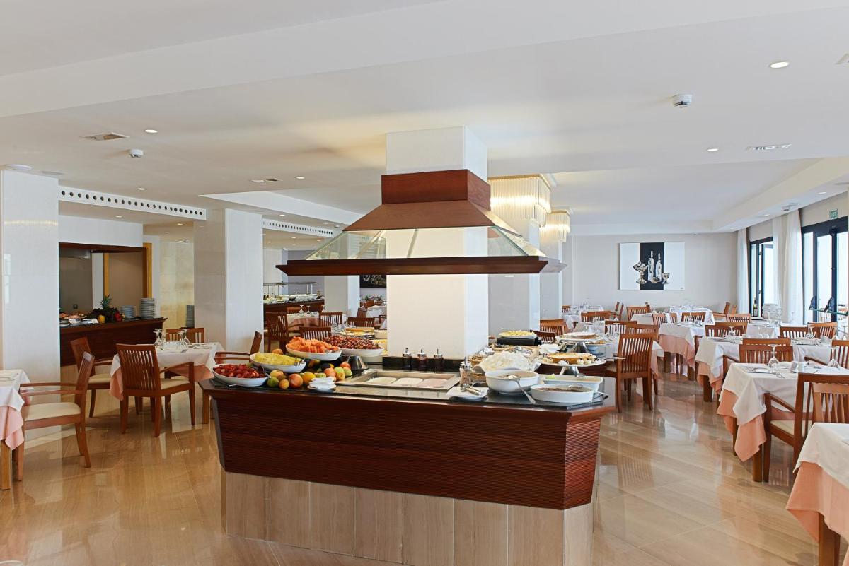 Comida en o cerca de este hotel