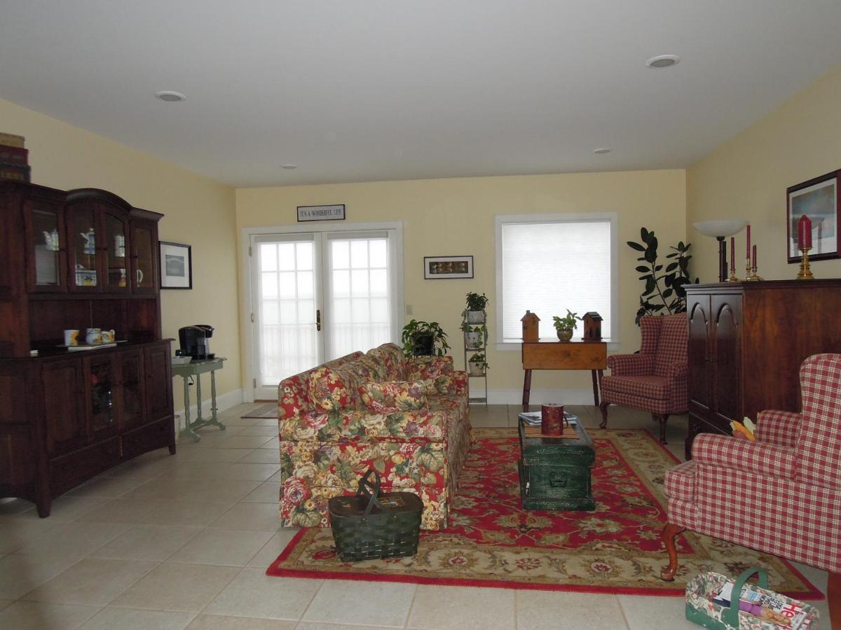 Button Bay Bed and Breakfast - Housity