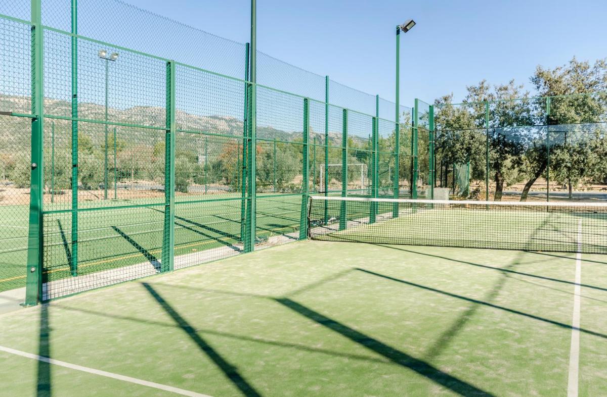 Instalaciones para jugar a tenis o squash en Hotel Rural Los Nogales o alrededores
