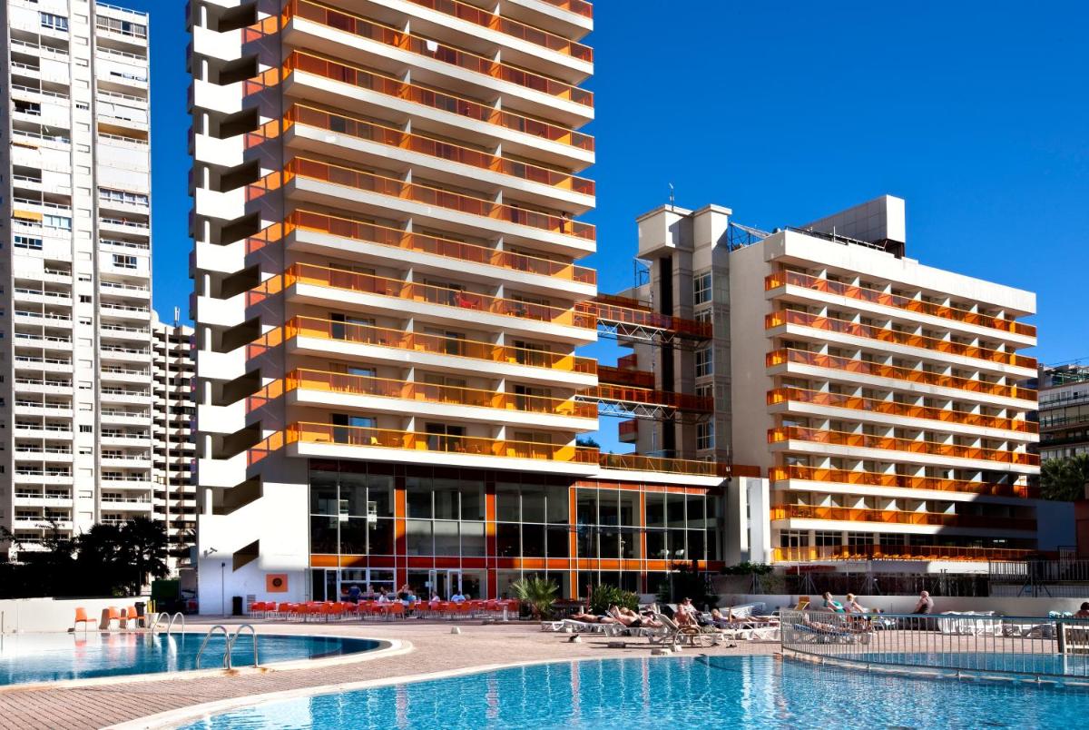 un hotel con piscina frente a un edificio en Hotel & SPA Dynastic, en Benidorm