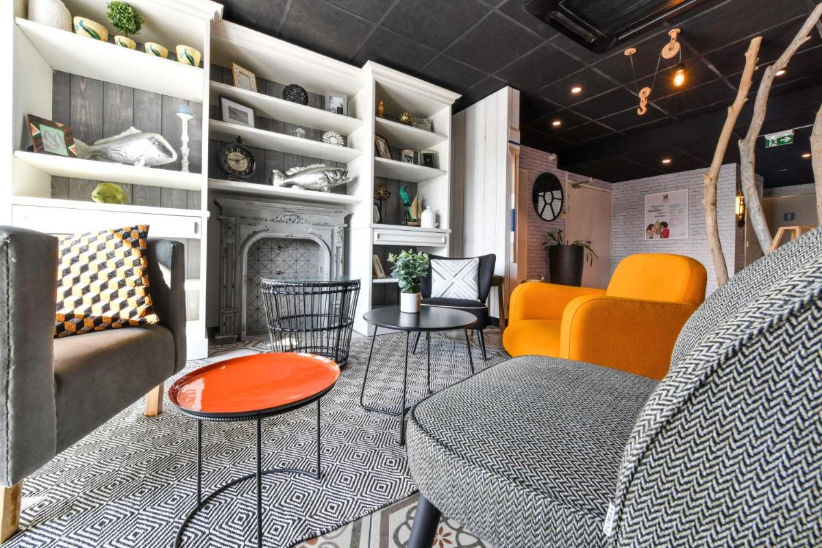 Coin salon dans l'établissement ibis styles La Rochelle Thalasso Chatelaillon