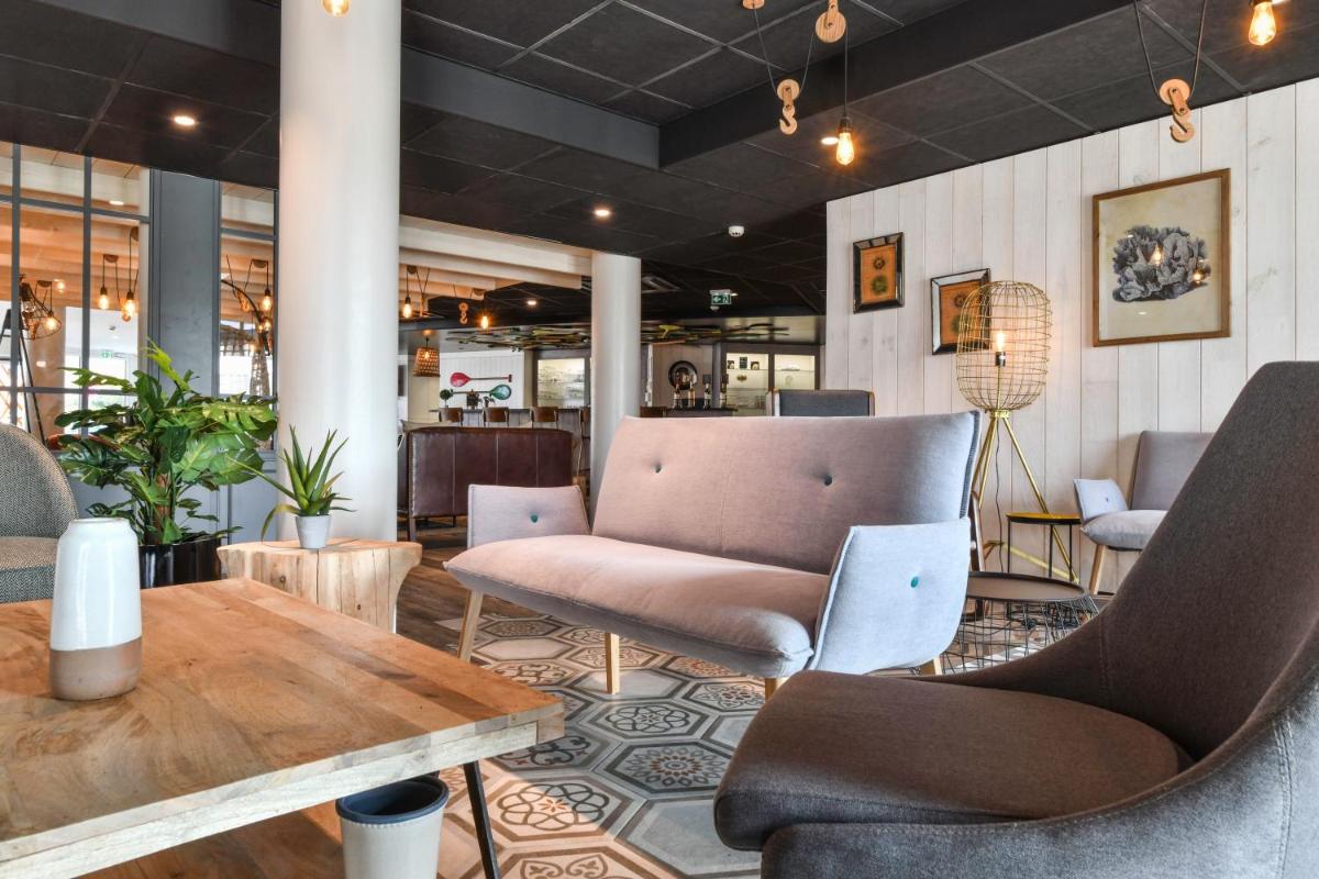 Coin salon dans l'établissement ibis styles La Rochelle Thalasso Chatelaillon