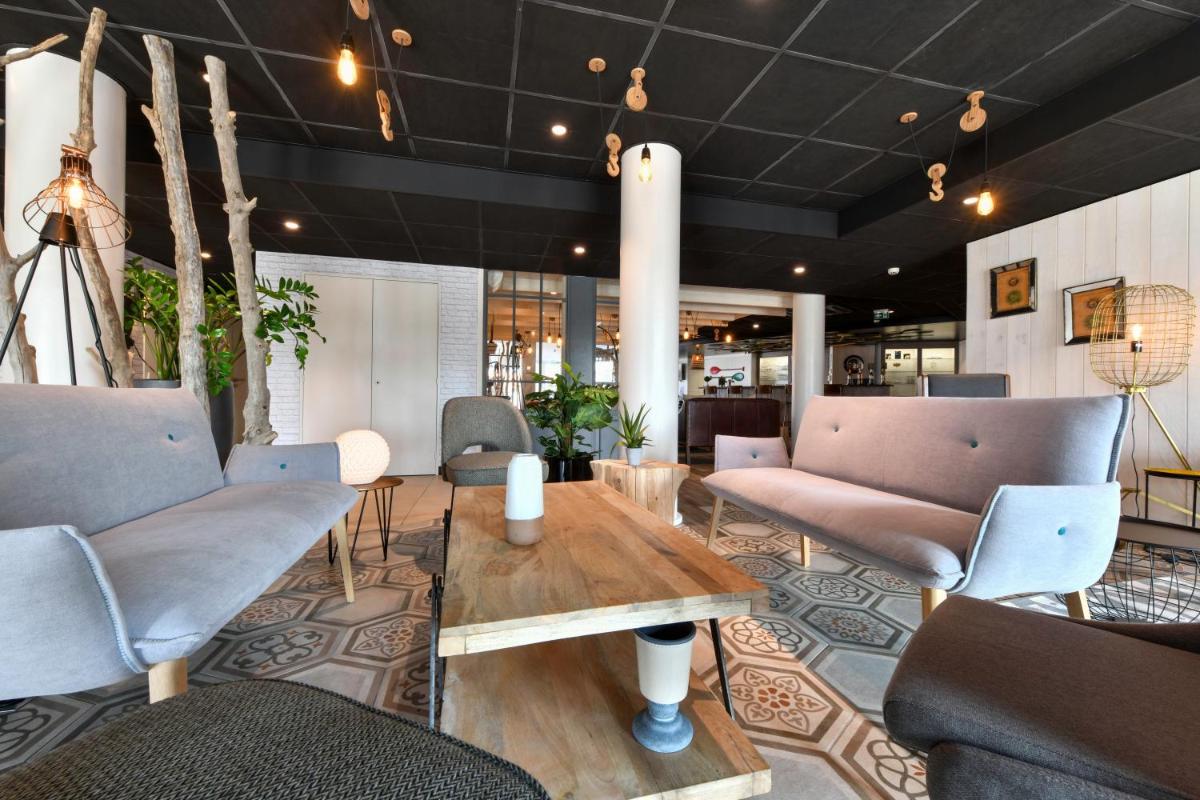 Coin salon dans l'établissement ibis styles La Rochelle Thalasso Chatelaillon