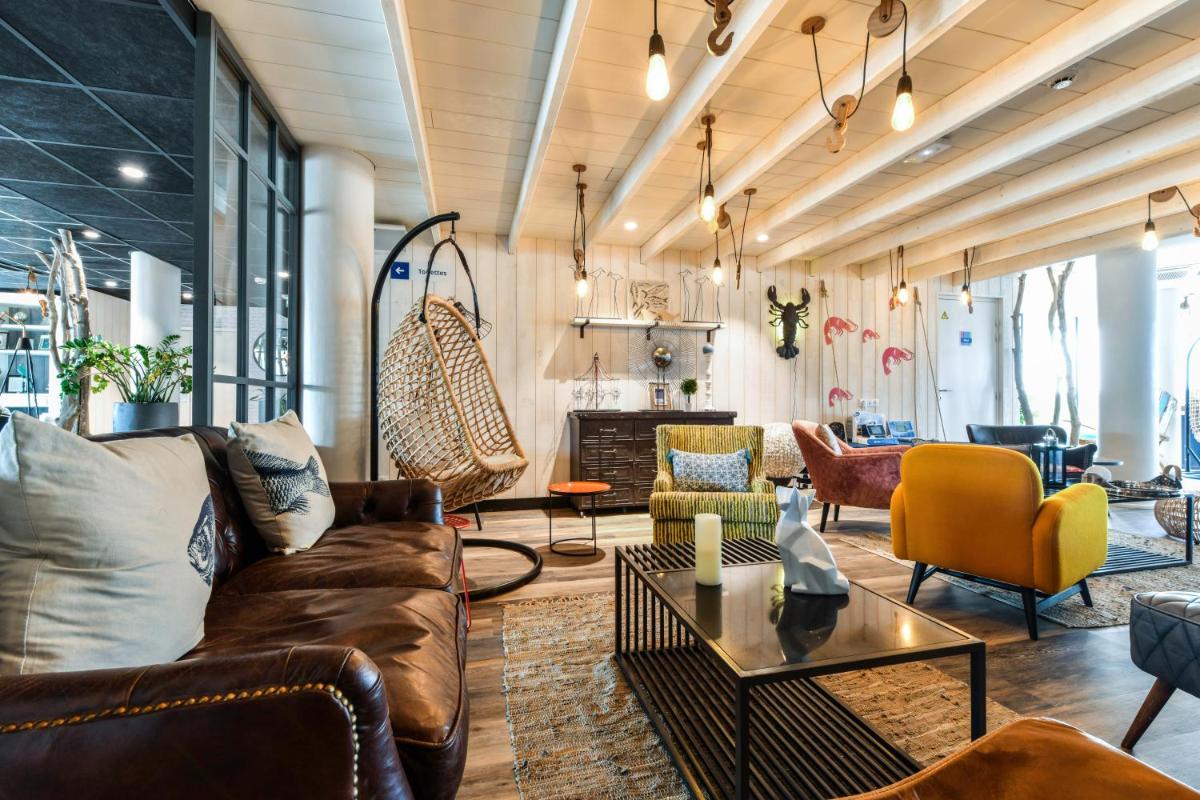 Coin salon dans l'établissement ibis styles La Rochelle Thalasso Chatelaillon
