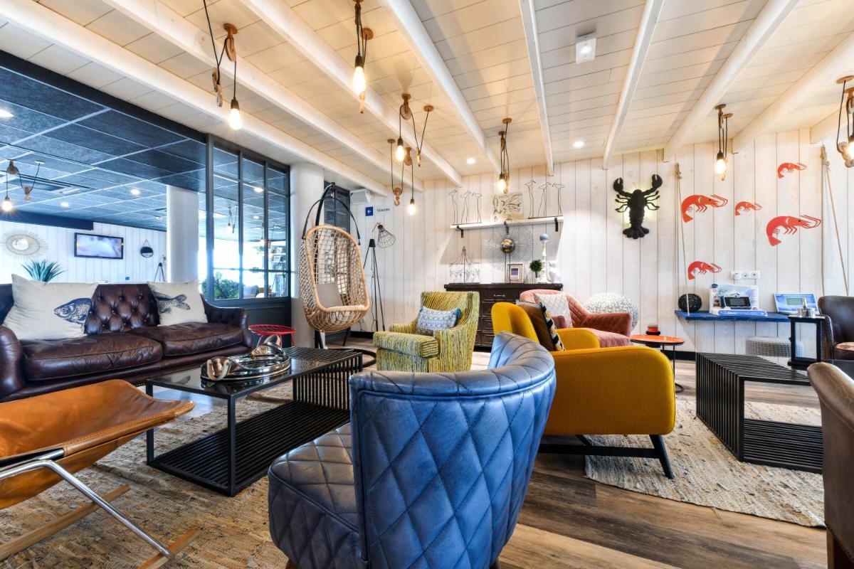 Coin salon dans l'établissement ibis styles La Rochelle Thalasso Chatelaillon