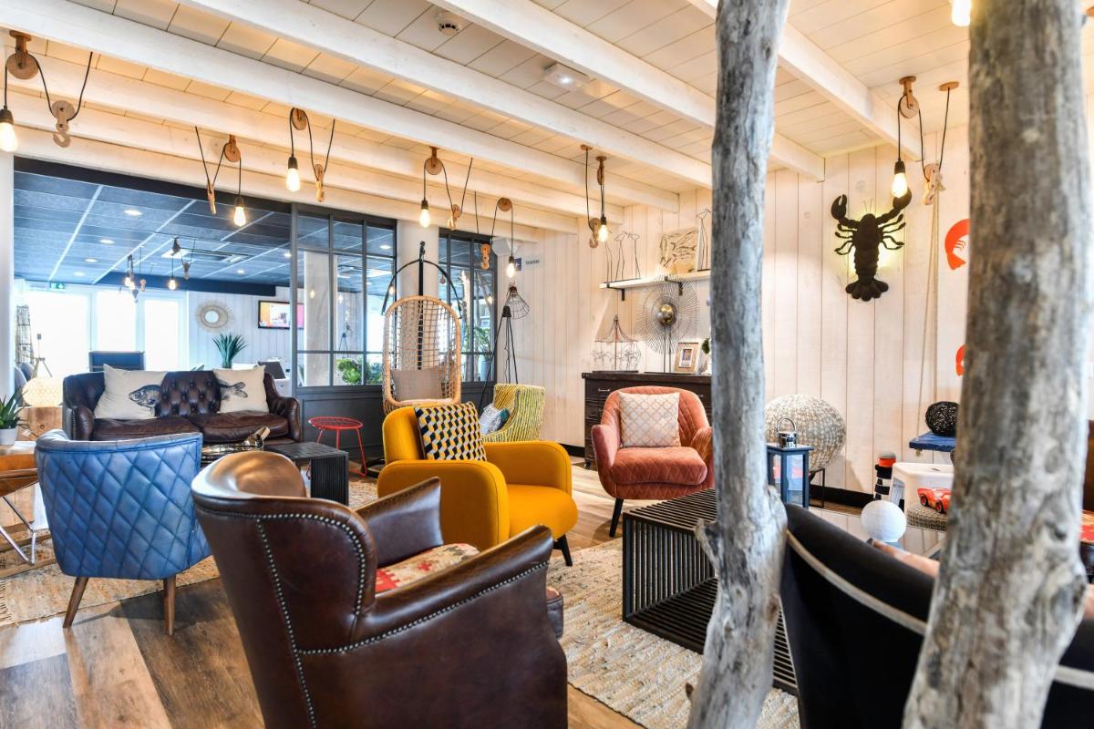 Coin salon dans l'établissement ibis styles La Rochelle Thalasso Chatelaillon