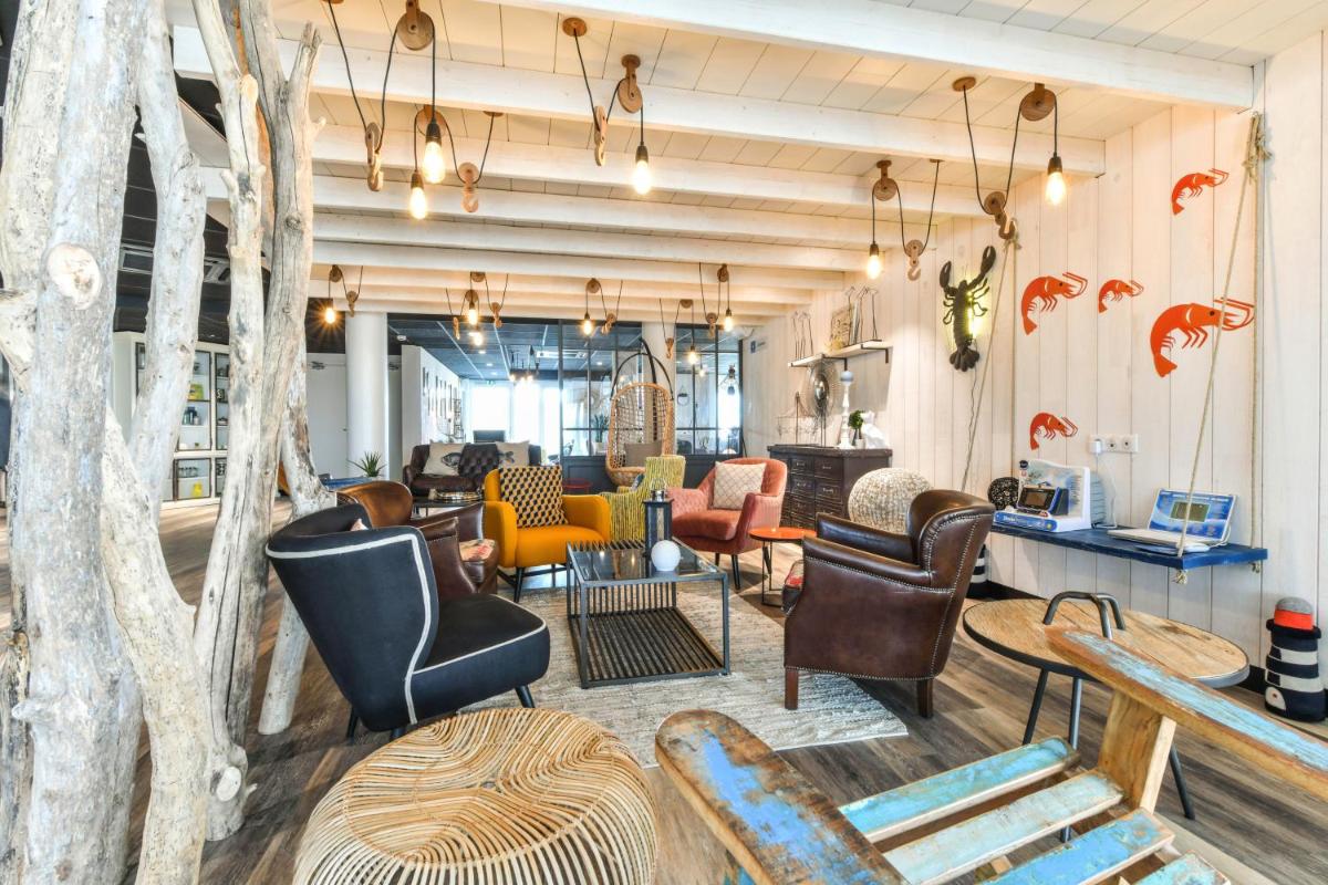 Coin salon dans l'établissement ibis styles La Rochelle Thalasso Chatelaillon
