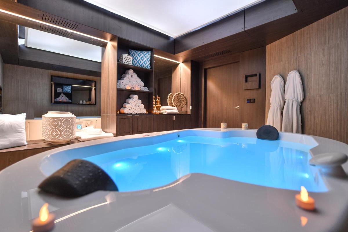 Piscine de l'établissement ibis styles La Rochelle Thalasso Chatelaillon ou située à proximité