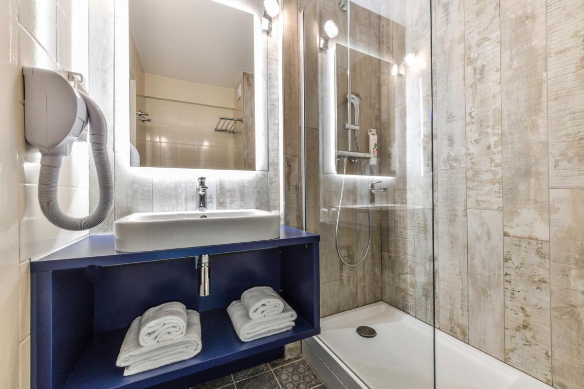 Salle de bains dans l'établissement ibis styles La Rochelle Thalasso Chatelaillon