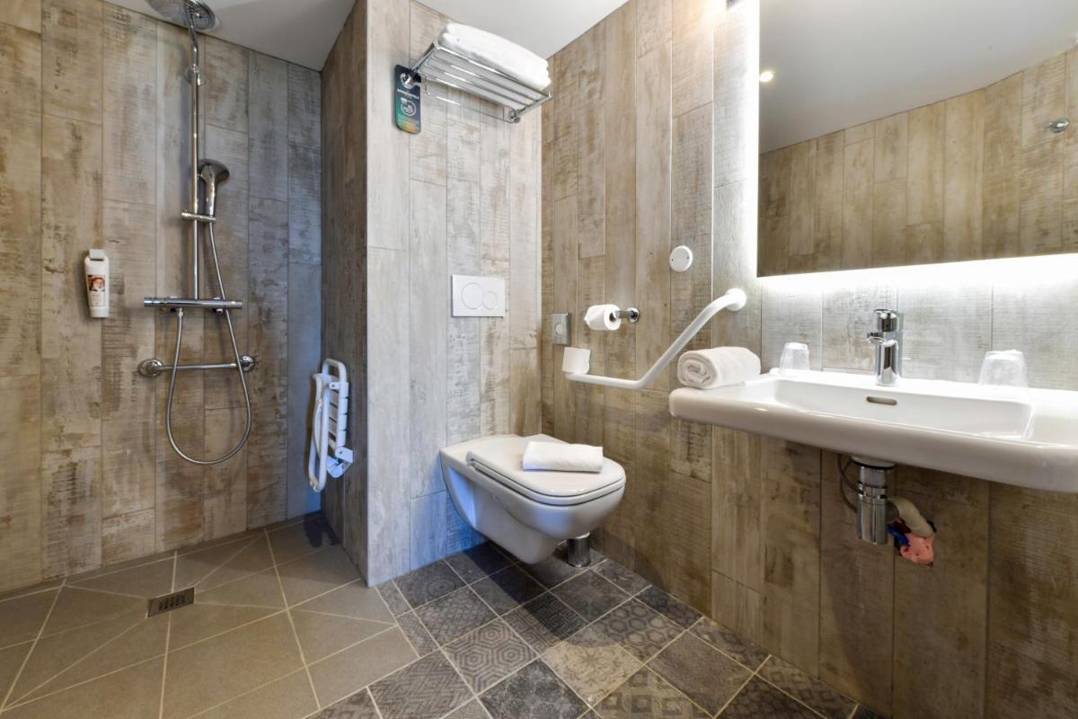 Salle de bains dans l'établissement ibis styles La Rochelle Thalasso Chatelaillon